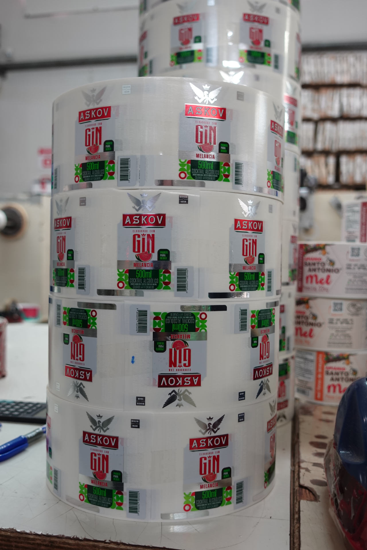 Bobina de rótulos de gin produzida pela Oliver Print